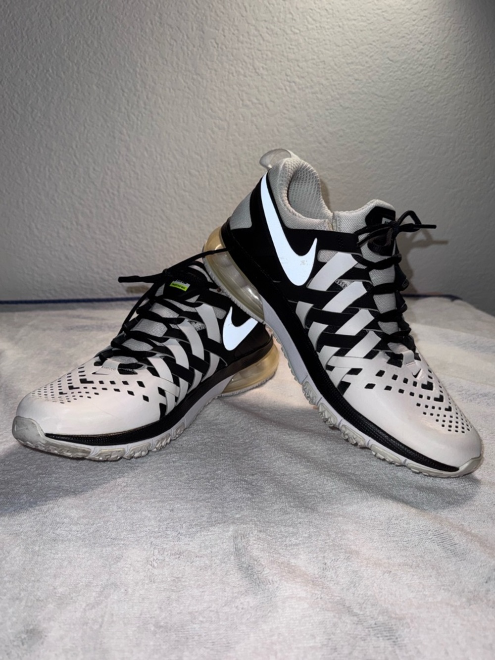 Nike Men's Fingertrap Max White and Black Trainers with Visible Air Heel